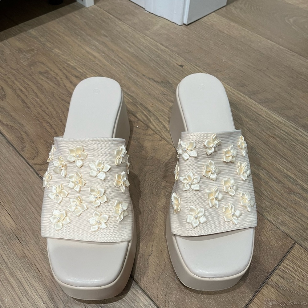 Beautiful Cream Platform Slip on Sandals- size 6.5